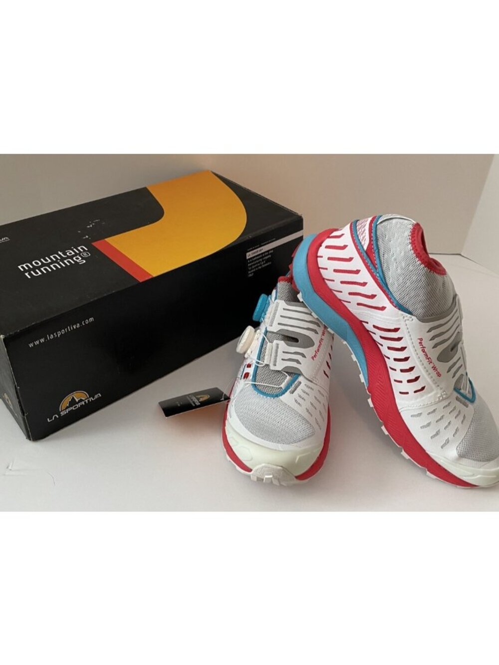La Sportiva Jackal II Boa Women Size 7 Mountain Running Shoes White Hibiscus NEW